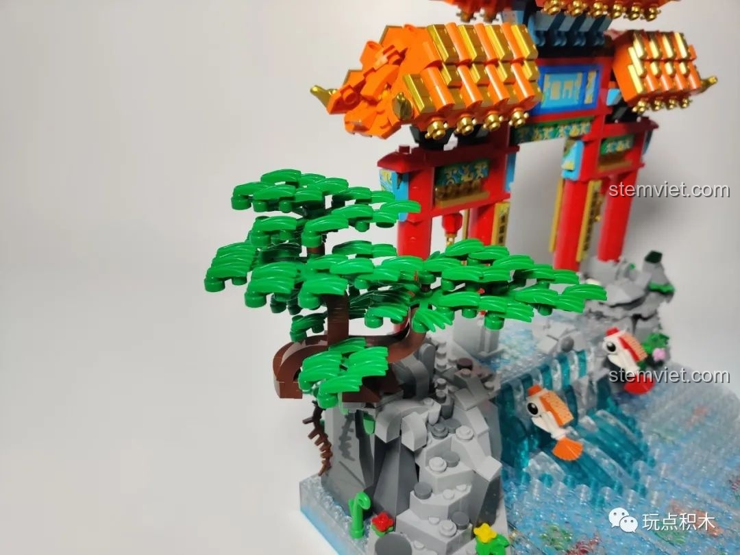 Góc nhìn khác của cây tùng trong bộ Cá Chép Hóa Rồng Pantasy 18001, thể hiện sự tỉ mỉ.