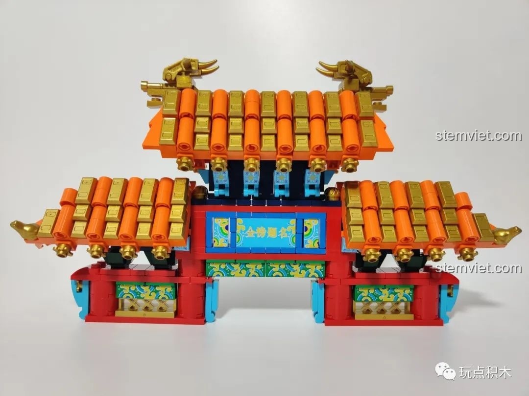 Cổng rồng được đặt lên đế nước của bộ Cá Chép Hóa Rồng Pantasy 18001, tạo nên tổng thể hài hòa.