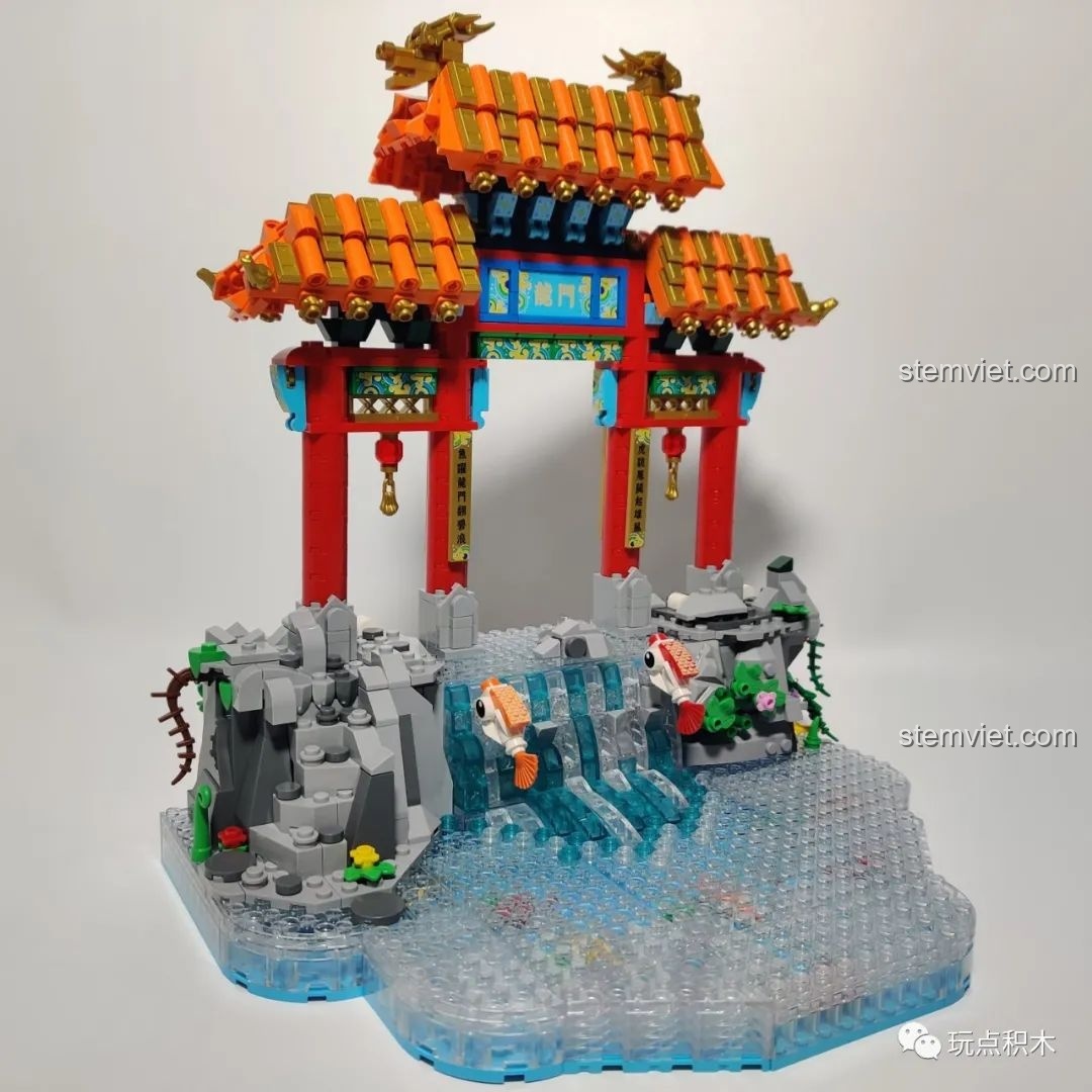Góc nhìn khác của cổng rồng trên đế nước của bộ Cá Chép Hóa Rồng Pantasy 18001, thể hiện sự vững chãi.