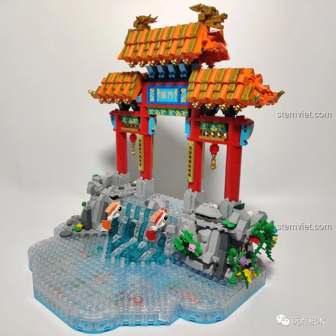 Toàn cảnh cổng rồng và thác nước của bộ Cá Chép Hóa Rồng Pantasy 18001, một kiệt tác thu nhỏ.