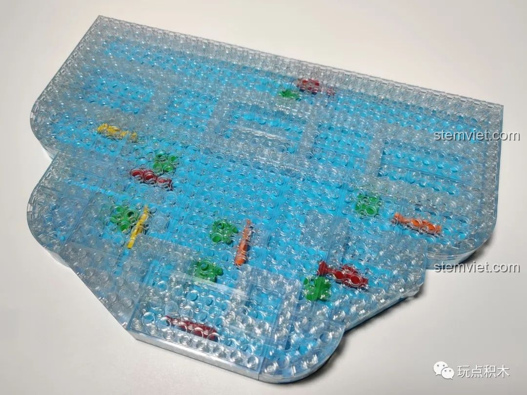 Hoàn thiện phần đế nước của bộ lắp ghép Cá Chép Hóa Rồng Pantasy 18001 với lớp trong suốt trên cùng.