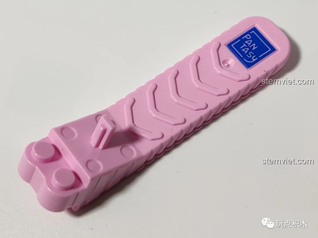 Dụng cụ tháo gỡ mảnh ghép màu hồng mới của bộ Cá Chép Hóa Rồng Pantasy 18001, tiện lợi cho việc lắp ráp.