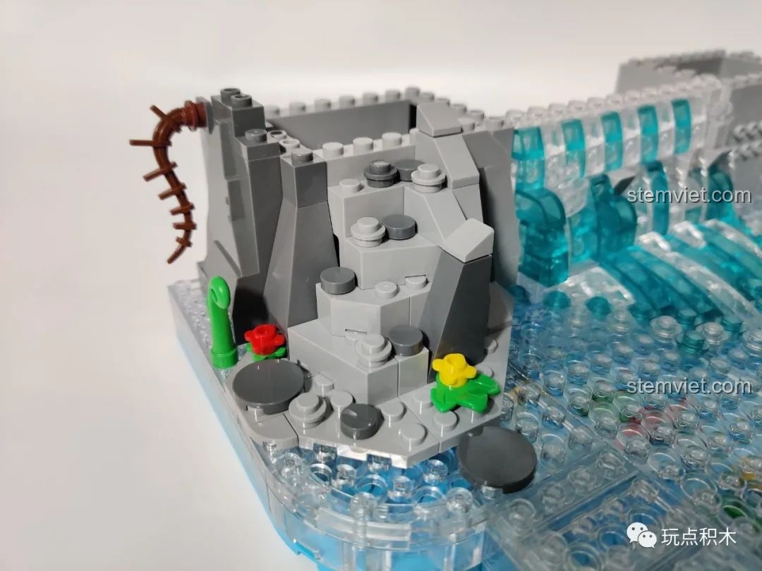 Con đường đá nhỏ được lắp ráp trong bộ Cá Chép Hóa Rồng Pantasy 18001, tạo cảnh quan tự nhiên.