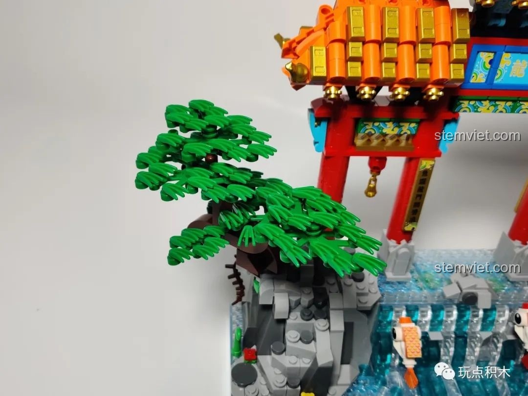 Những bông hoa và cây cỏ lạ mắt được lắp ráp trong bộ Cá Chép Hóa Rồng Pantasy 18001.