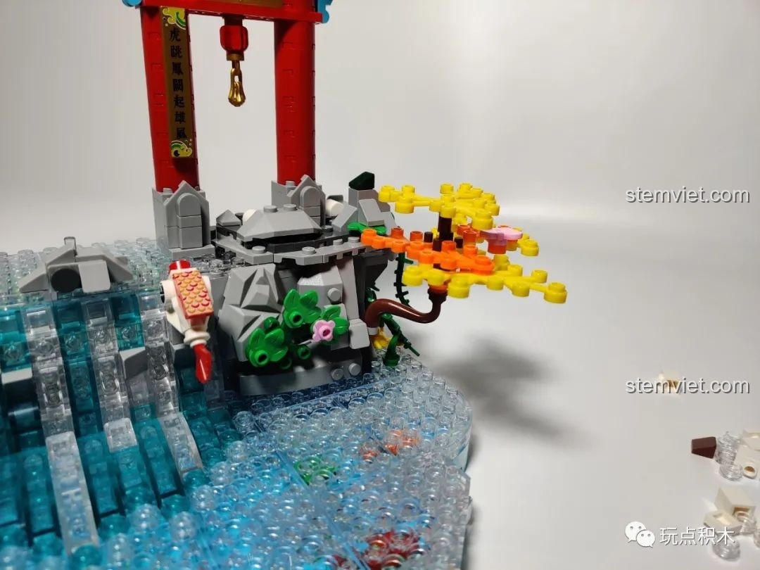 Cận cảnh các chi tiết hoa cỏ nhỏ trong bộ Cá Chép Hóa Rồng Pantasy 18001, thể hiện sự tinh tế.