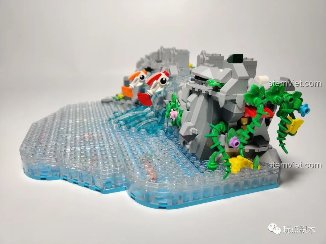 Khung cảnh tổng thể của bộ Cá Chép Hóa Rồng Pantasy 18001 sau khi lắp xong phần núi và thác nước.