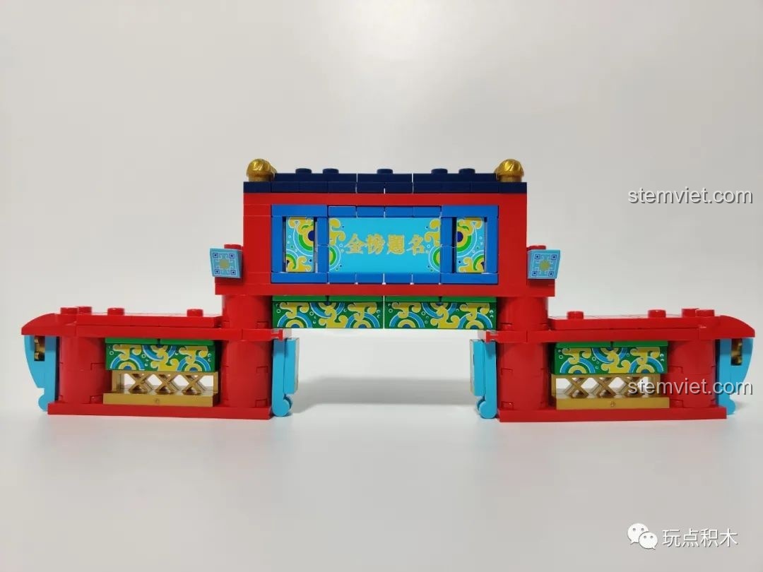 Mái cổng rồng của bộ Cá Chép Hóa Rồng Pantasy 18001 được lắp ráp, tạo vẻ cổ kính và uy nghi.