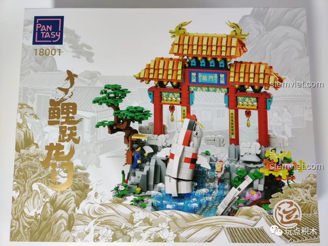 Mặt trước hộp bộ lắp ghép Cá Chép Hóa Rồng Pantasy 18001, hiển thị mô hình cổng rồng và cá chép sống động.