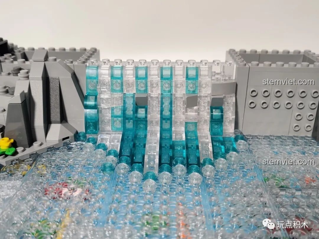 Hiệu ứng thác nước trong xanh của bộ Cá Chép Hóa Rồng Pantasy 18001, được tạo bởi các mảnh ghép trong suốt.