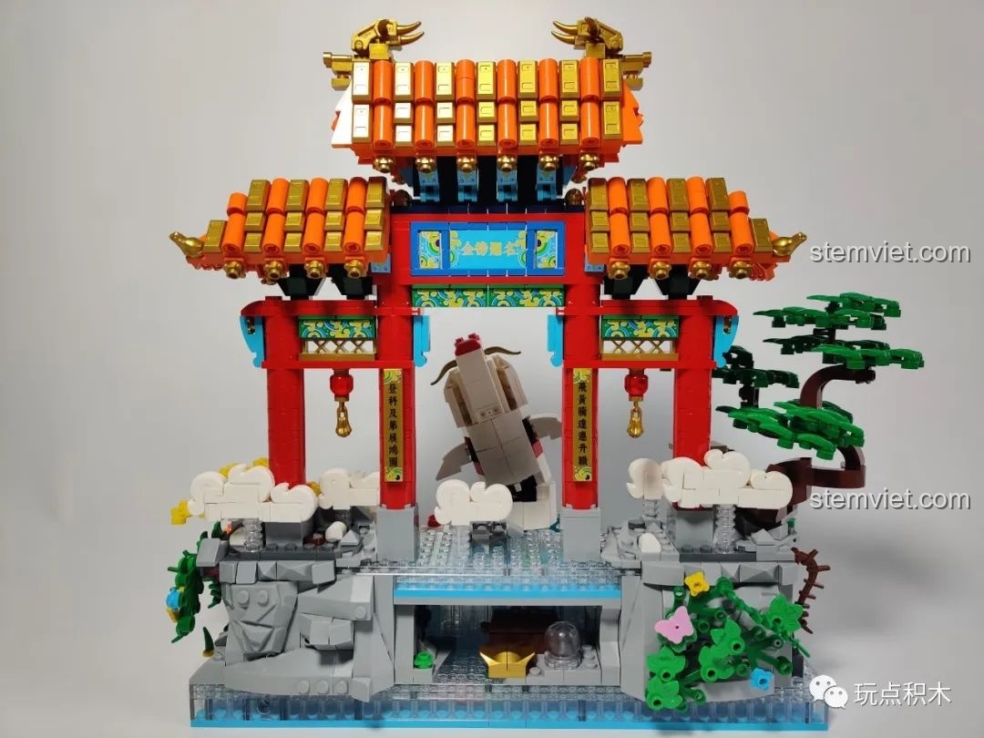 Một góc nhìn khác của mô hình Cá Chép Hóa Rồng Pantasy 18001 ở chế độ cá chép nửa thân vượt thác.