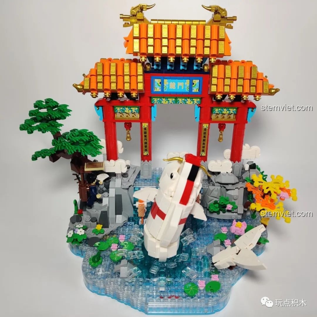 Tổng thể mô hình Cá Chép Hóa Rồng Pantasy 18001 ở chế độ cá chép nửa thân vượt thác.