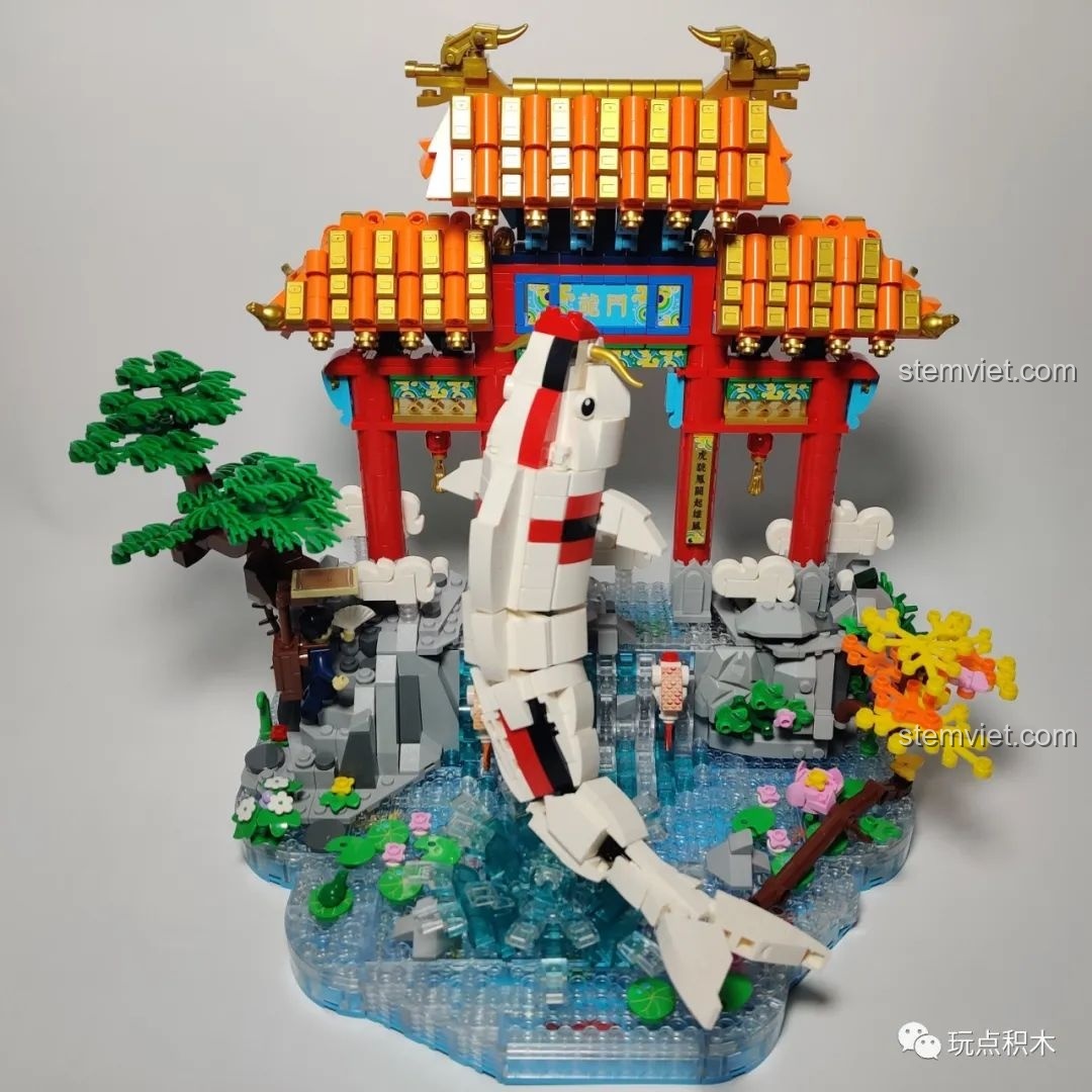 Góc nhìn khác của mô hình Cá Chép Hóa Rồng Pantasy 18001 ở chế độ cá chép nửa thân vượt thác.