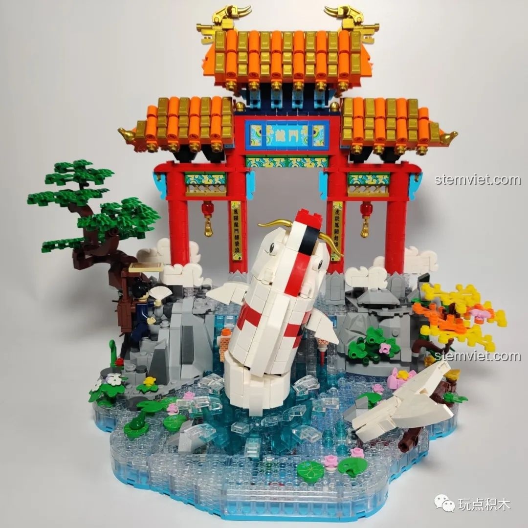 Mặt trước của mô hình Cá Chép Hóa Rồng Pantasy 18001 ở chế độ cá chép nửa thân vượt thác.