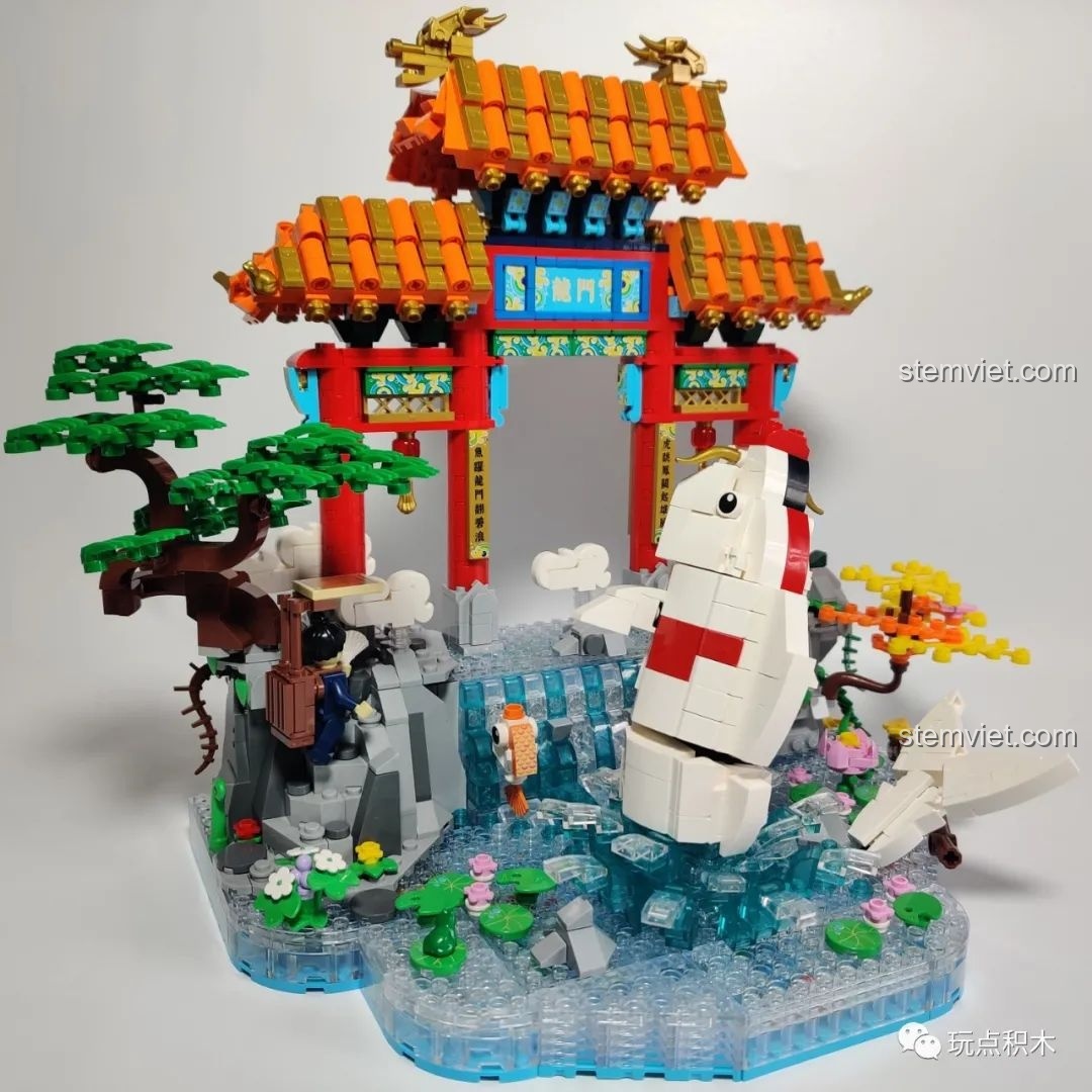 Mặt sau của mô hình Cá Chép Hóa Rồng Pantasy 18001 ở chế độ cá chép nửa thân vượt thác.