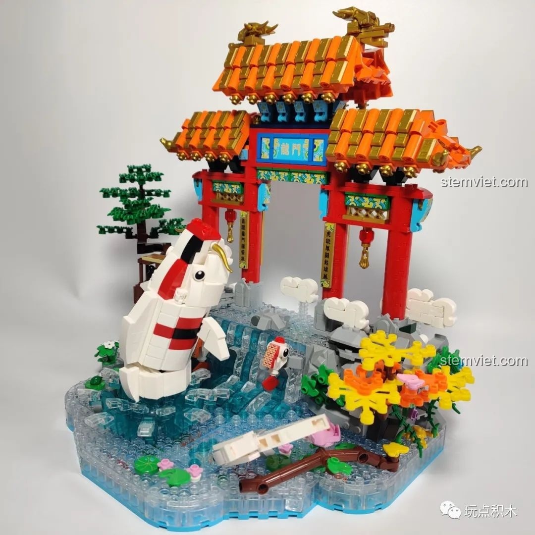 Góc nhìn cận cảnh mô hình Cá Chép Hóa Rồng Pantasy 18001 ở chế độ cá chép nửa thân vượt thác.