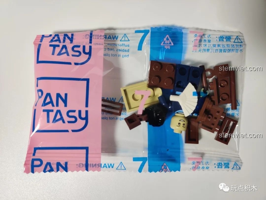 Nhân vật thư sinh của bộ Cá Chép Hóa Rồng Pantasy 18001, với biểu cảm hai mặt và trang phục in ấn.