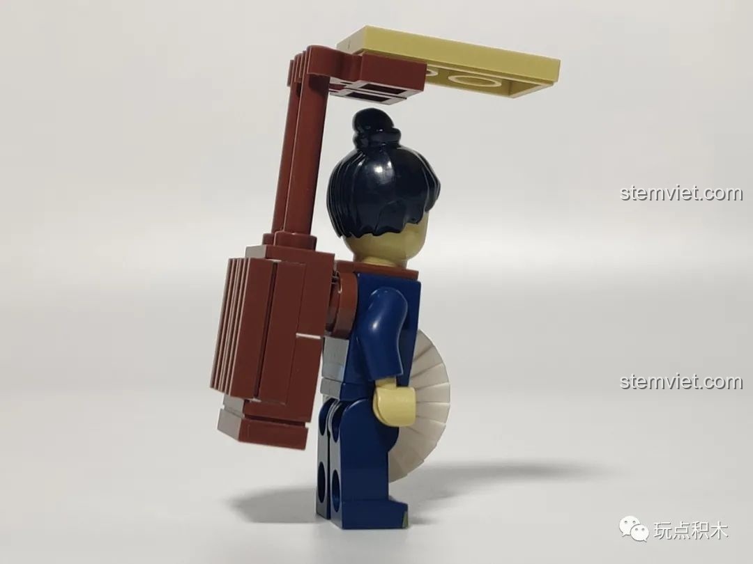 Góc nhìn khác của nhân vật thư sinh đeo hành lý trong bộ Cá Chép Hóa Rồng Pantasy 18001.