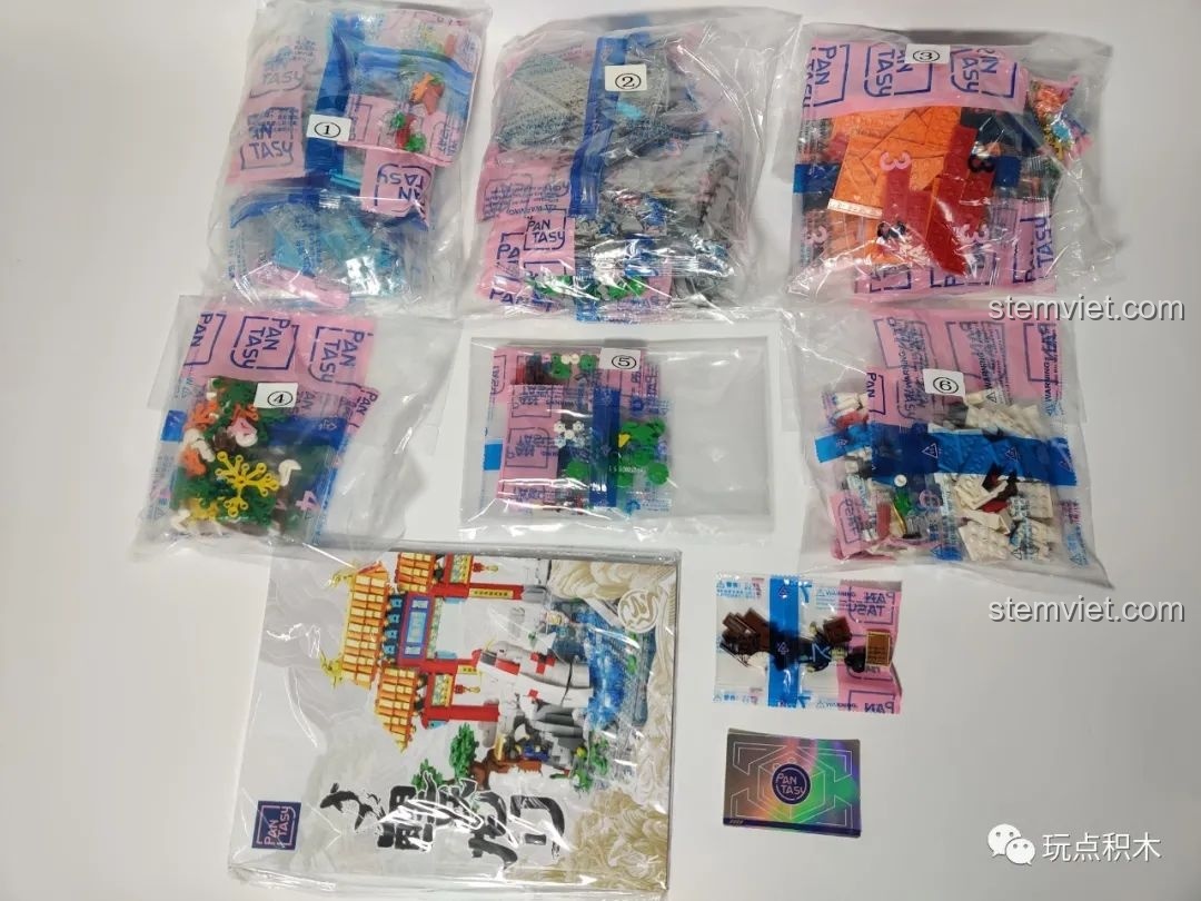 Các túi chi tiết được đánh số của bộ lắp ghép Cá Chép Hóa Rồng Pantasy 18001, phân loại rõ ràng.