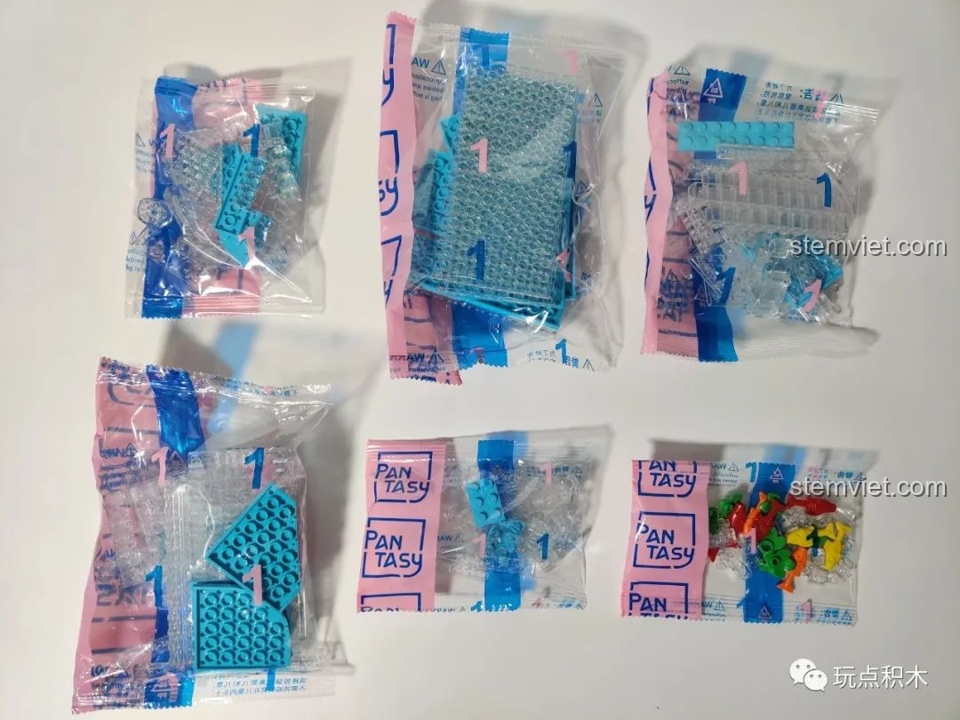 Nội dung túi số 1 của bộ lắp ghép Cá Chép Hóa Rồng Pantasy 18001, chứa các mảnh ghép trong suốt và màu xanh.