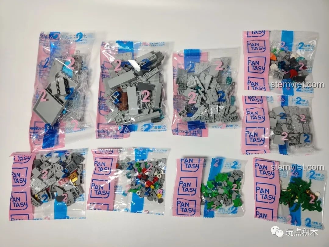 Nội dung túi số 2 của bộ lắp ghép Cá Chép Hóa Rồng Pantasy 18001, chứa các mảnh ghép màu xám và xanh.