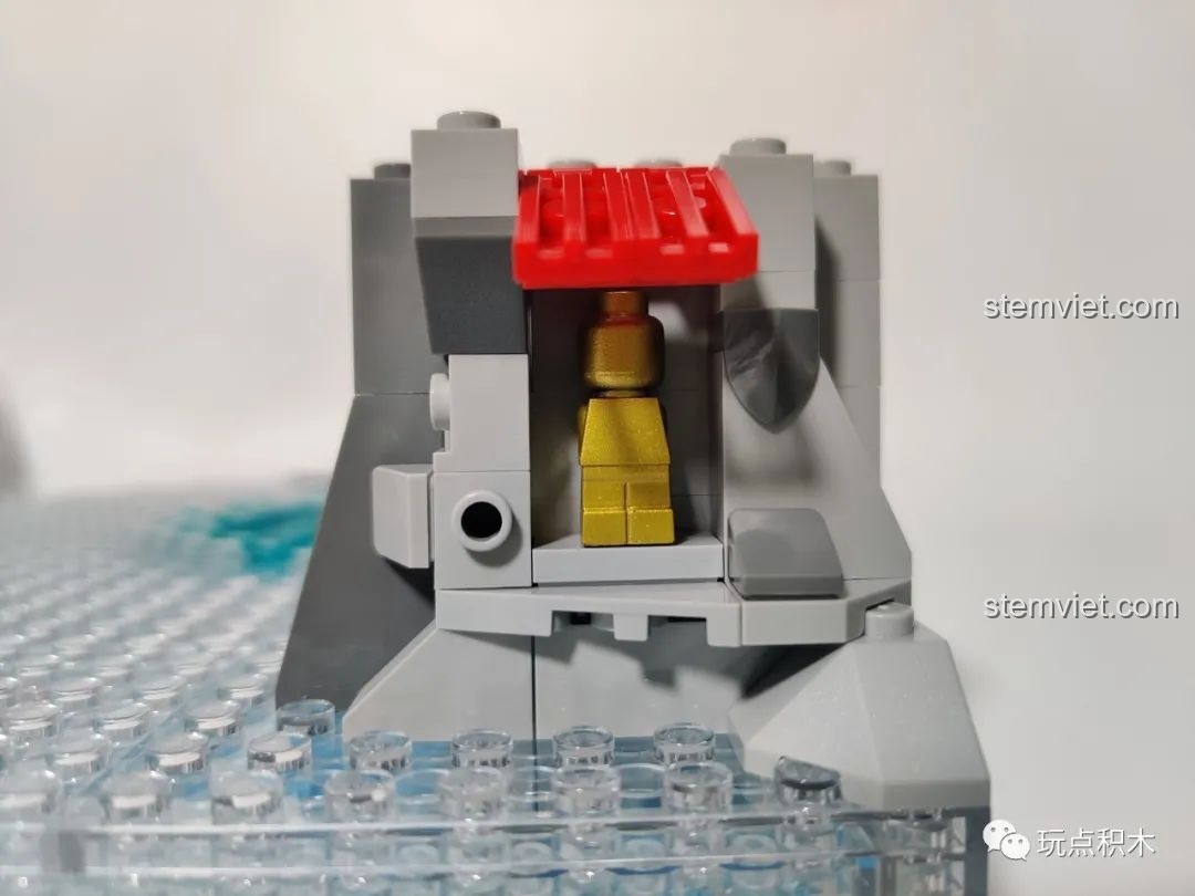 Tượng thần vàng kim được đặt trong hang đá của bộ Cá Chép Hóa Rồng Pantasy 18001, chi tiết ẩn độc đáo.