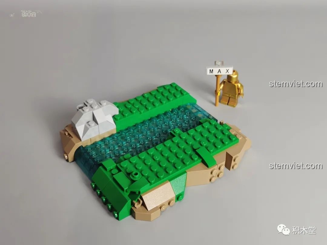 Cảnh quan sông và rừng đang dần hình thành trong bộ lắp ghép Pantasy 15002 Mỹ Nhân Trong Lồng, tạo nên khung cảnh thiên nhiên sống động.