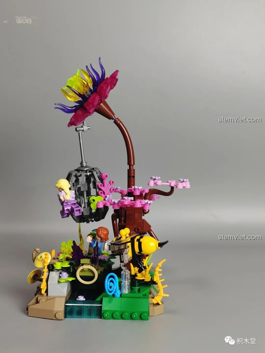 Góc nhìn chéo phải của mô hình Pantasy 15002 Mỹ Nhân Trong Lồng, làm nổi bật lồng sắt và các phụ kiện đi kèm.