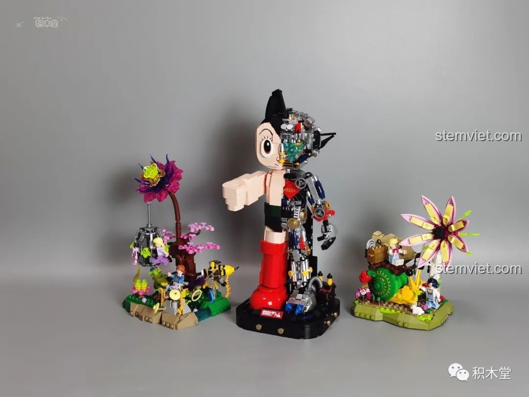 Hai mô hình Pantasy 15002 và 15003 đặt cạnh Astro Boy, thể hiện sự đa dạng trong bộ sưu tập đồ chơi lắp ráp.