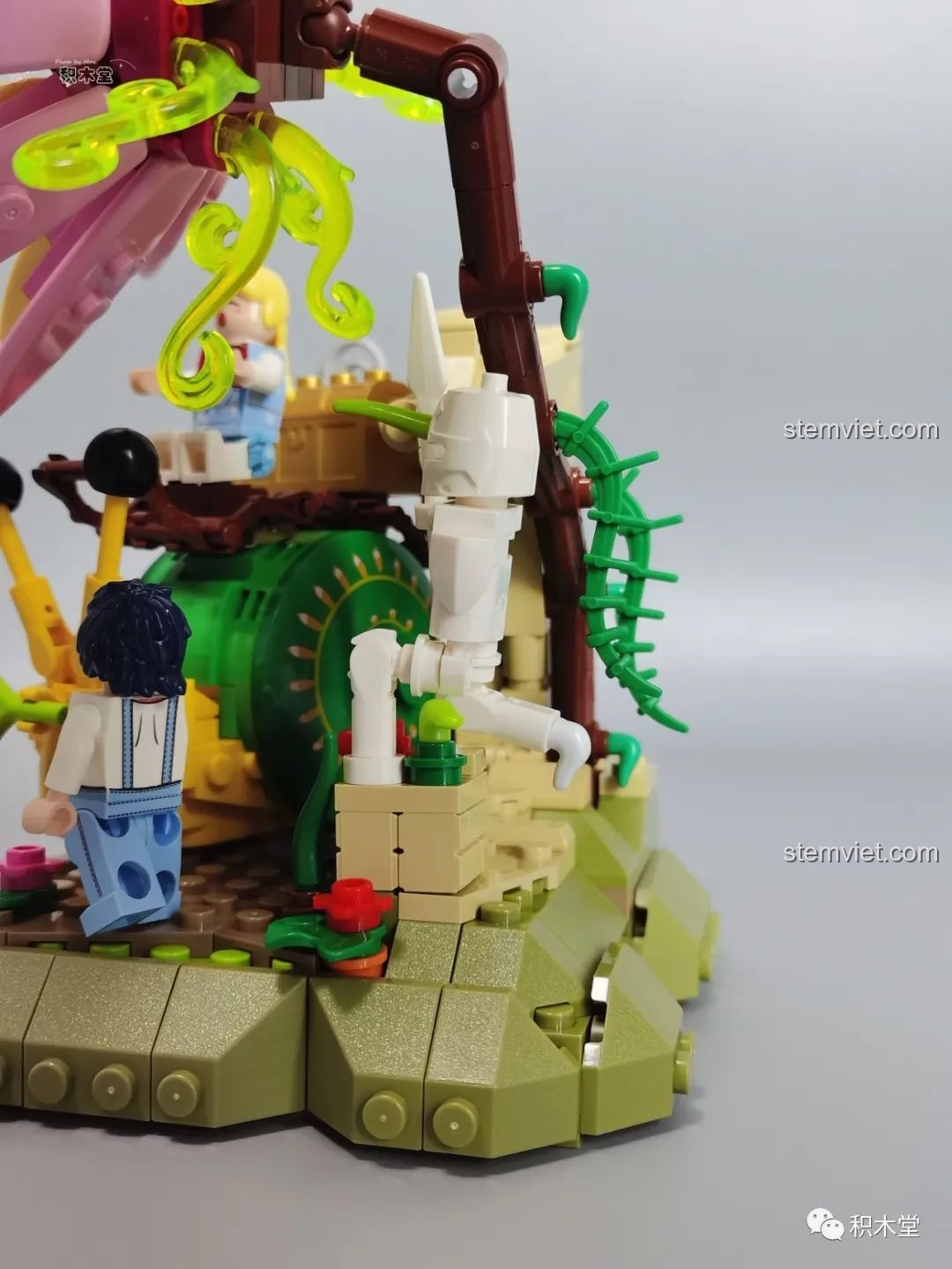 Hai mô hình Pantasy 15002 và 15003 từ phía sau, thể hiện cấu trúc và độ hoàn thiện của từng bộ.