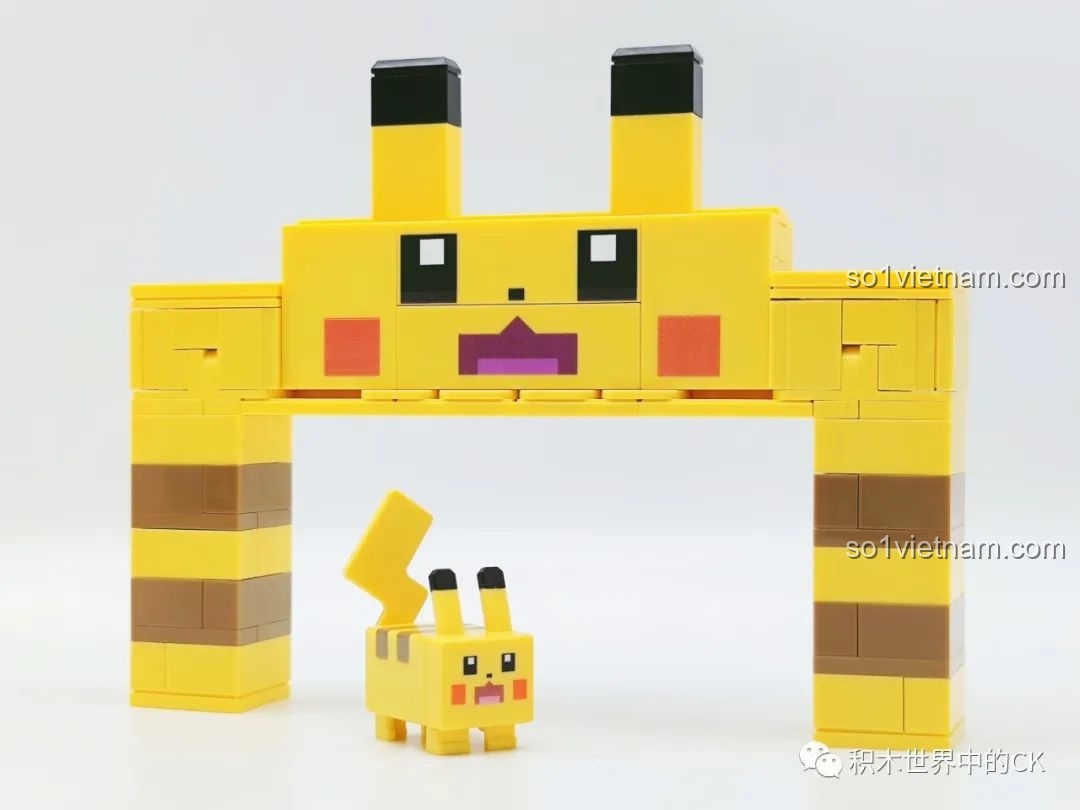 Cổng Pikachu và Pikachu nhỏ xíu đã hoàn thành từ bộ lắp ghép QMAN 73014 Pokémon, chi tiết sắc nét và màu sắc tươi sáng.