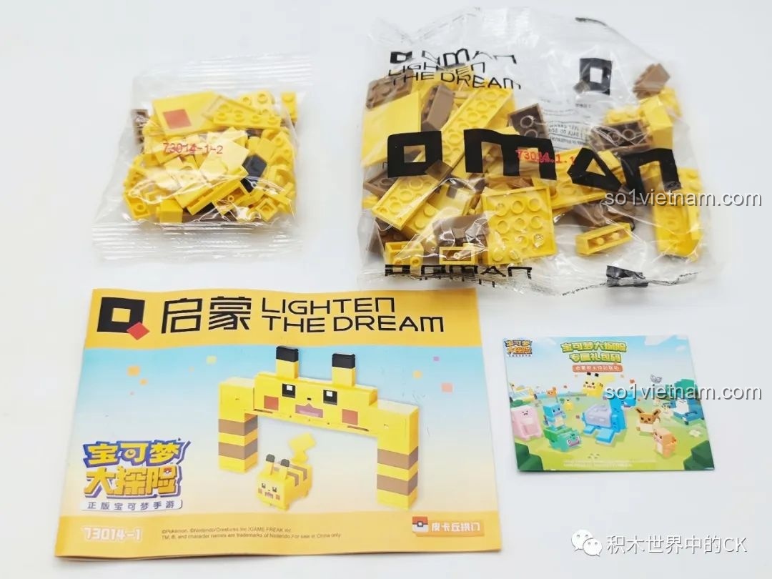 Các mảnh ghép màu vàng, nâu và sách hướng dẫn của mẫu Cổng Pikachu 73014-1 trong bộ lắp ghép QMAN 73014 Pokémon.