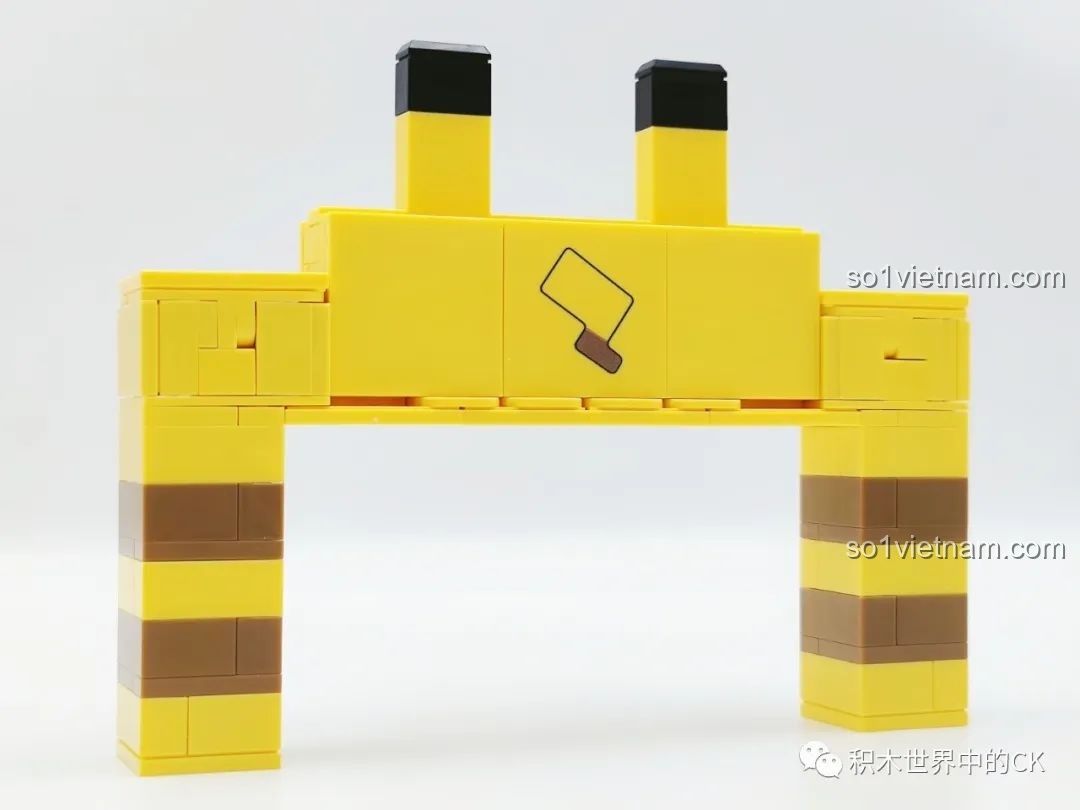 Mặt sau Cổng Pikachu từ bộ lắp ghép QMAN 73014 Pokémon với chi tiết đuôi, thể hiện sự tinh tế trong thiết kế pixel.