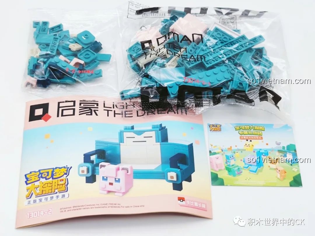 Mảnh ghép màu xanh ngọc, hồng và sách hướng dẫn của mẫu Ghế Snorlax 73014-2 trong bộ lắp ghép QMAN 73014 Pokémon.