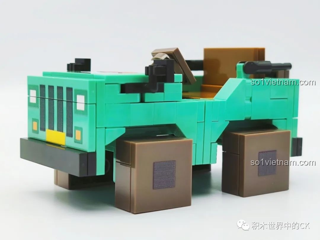 Cận cảnh chiếc Xe bóng Pokémon từ góc nghiêng, chi tiết tỉ mỉ như đèn, lưới tản nhiệt trong bộ lắp ghép QMAN 73014 Pokémon.