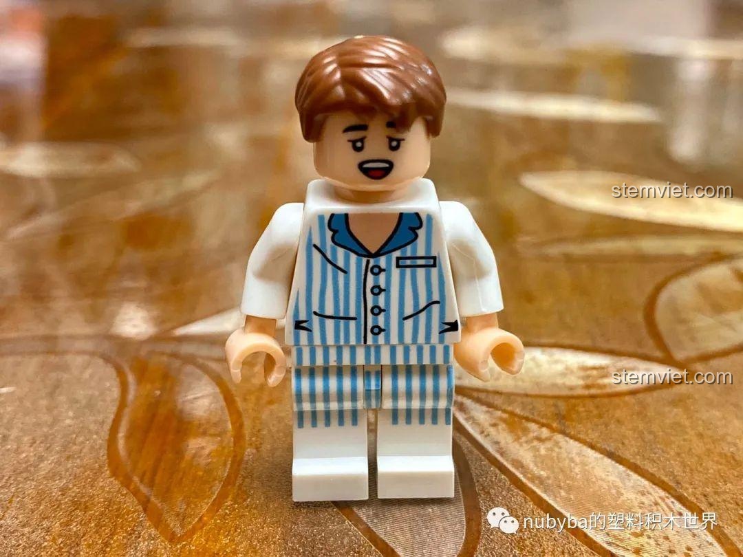 Minifigure bệnh nhân mặc bộ đồ ngủ sọc xanh trắng, biểu cảm ngây thơ.