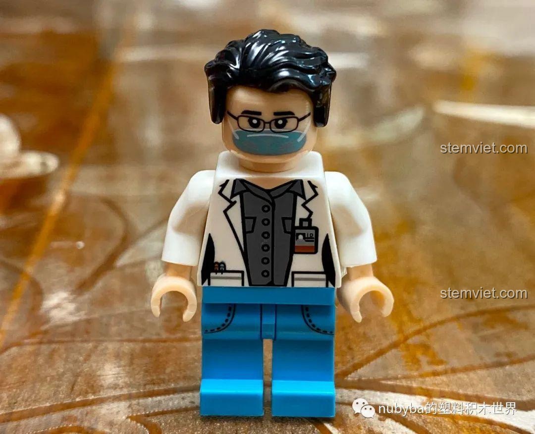 Minifigure nam bác sĩ đeo kính, mặc áo blouse trắng, đội mũ, đeo khẩu trang.