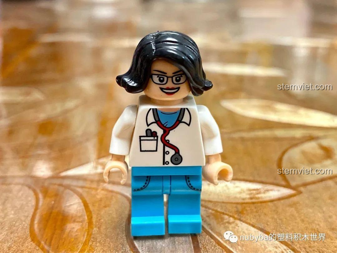 Minifigure nữ bác sĩ với biểu cảm vui vẻ, mặc áo blouse trắng và đeo ống nghe.