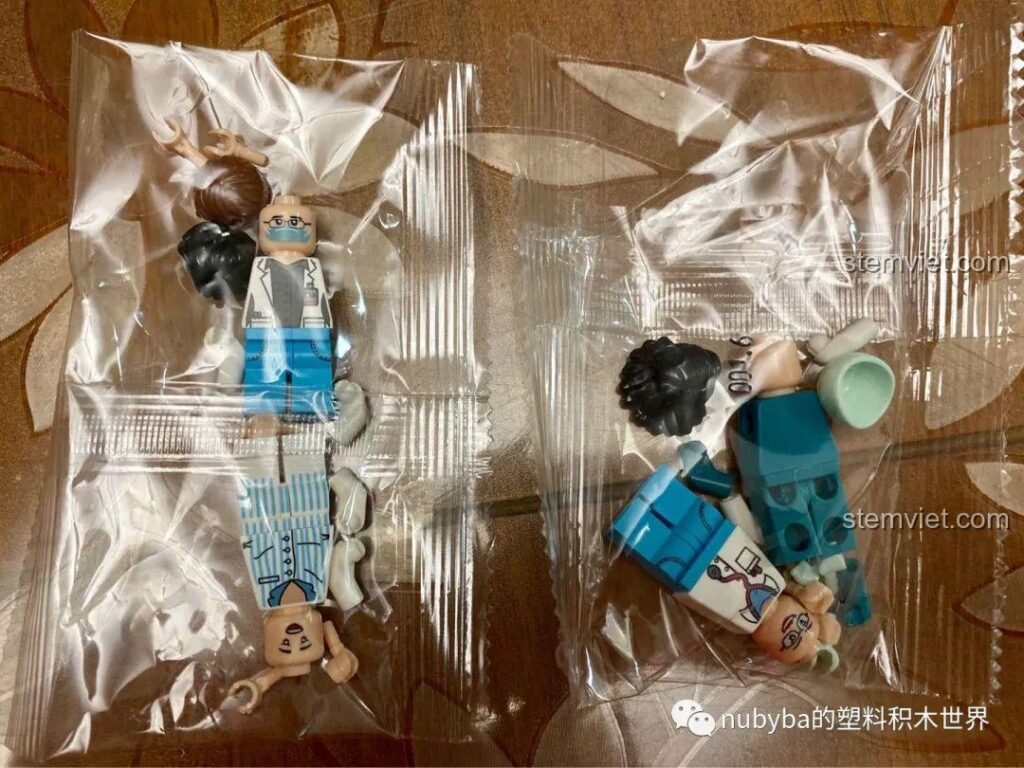 Các nhân vật minifigure trong túi zip, bao gồm bệnh nhân, bác sĩ và y tá, chuẩn bị cho việc lắp ráp.
