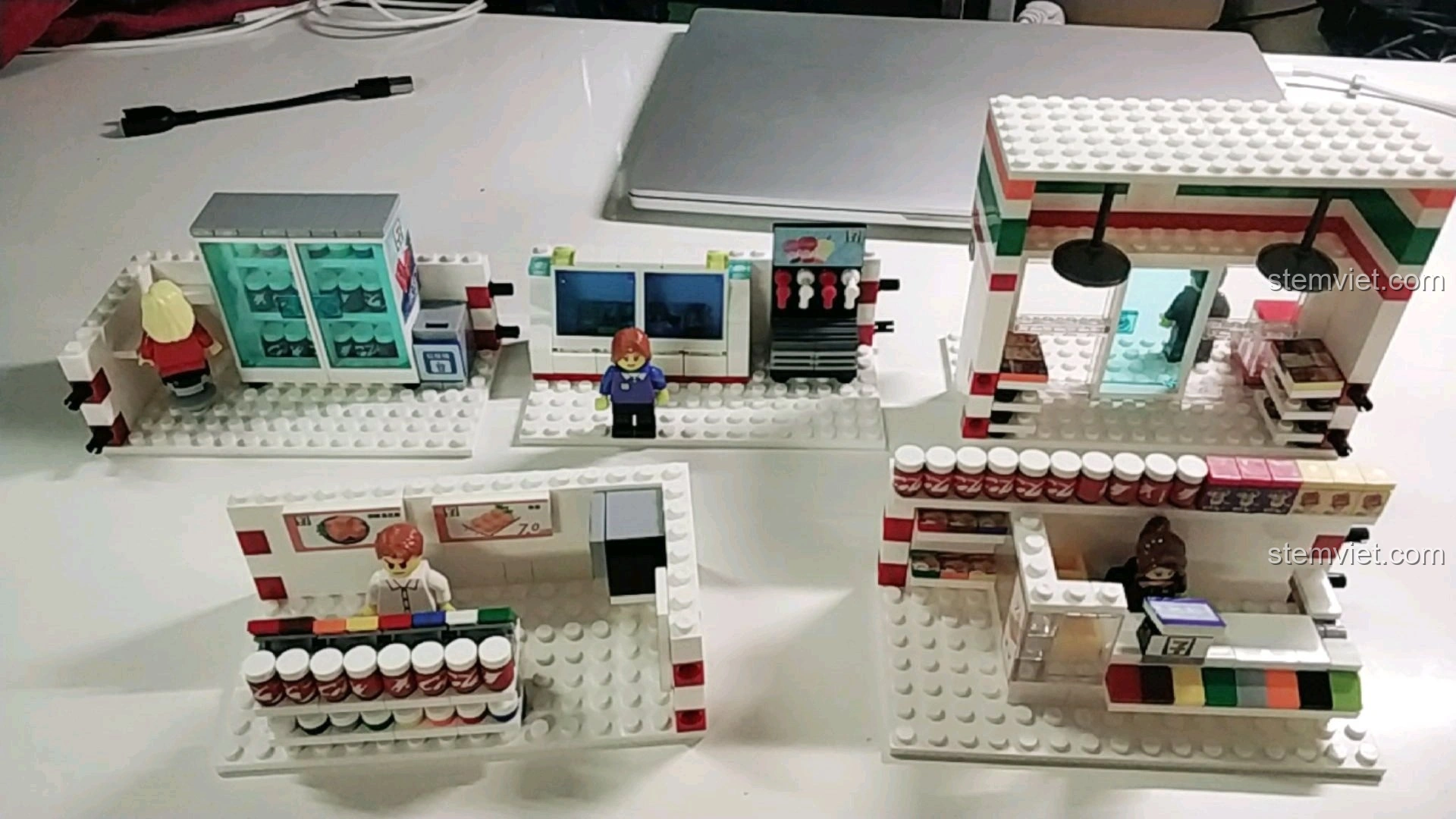 Năm module riêng biệt của bộ lắp ráp cửa hàng tiện lợi 7-Eleven, sẵn sàng để ghép nối.