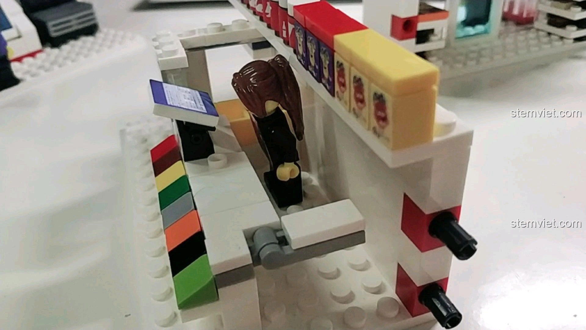 Góc nhìn bên cạnh quầy thu ngân, cho thấy cách các module được kết nối trong mô hình 7-Eleven.