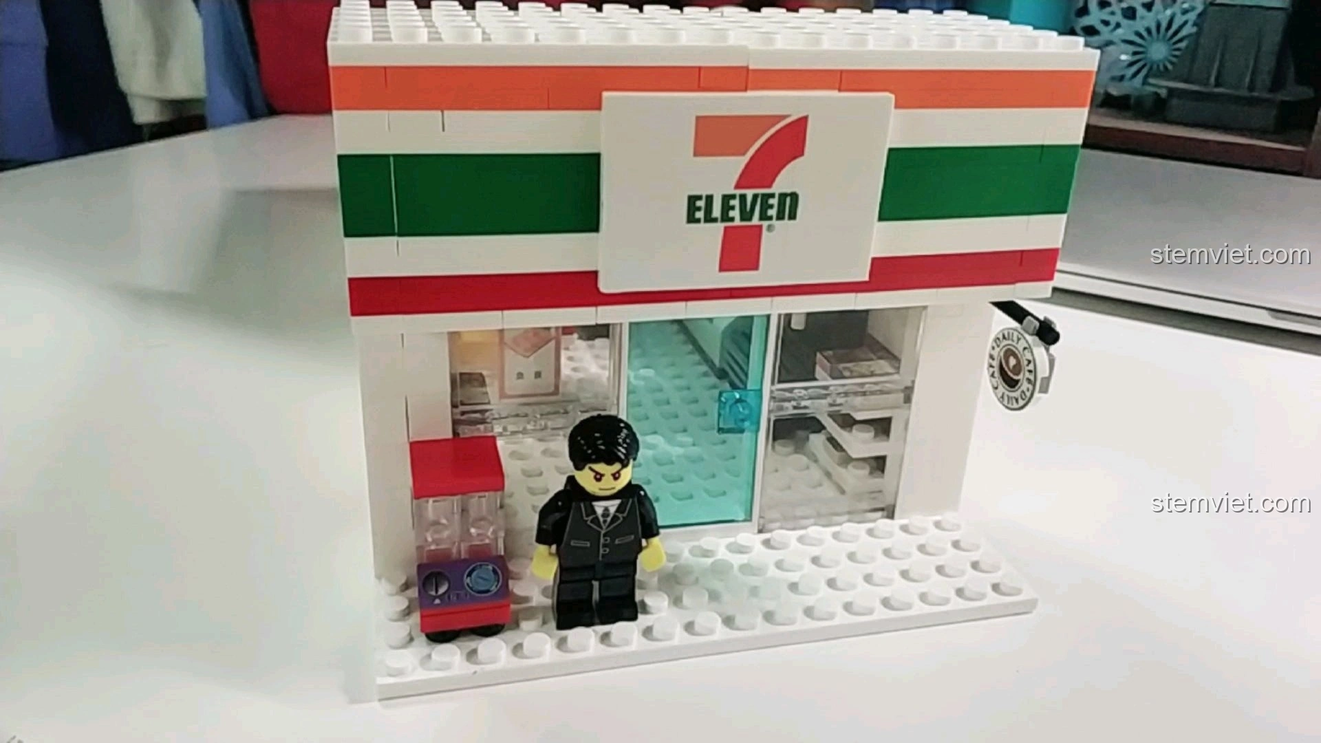Mô hình cửa hàng tiện lợi 7-Eleven hoàn chỉnh từ bộ lắp ráp, với minifigure và máy bán hàng tự động.