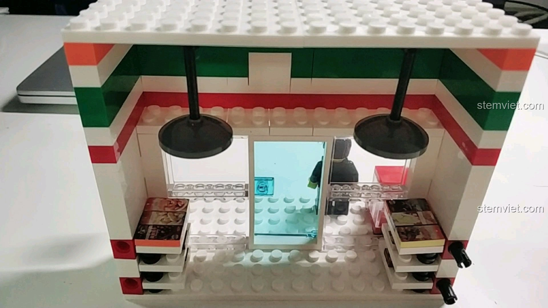 Mặt tiền của mô hình cửa hàng tiện lợi 7-Eleven, với cửa ra vào và đèn trang trí.