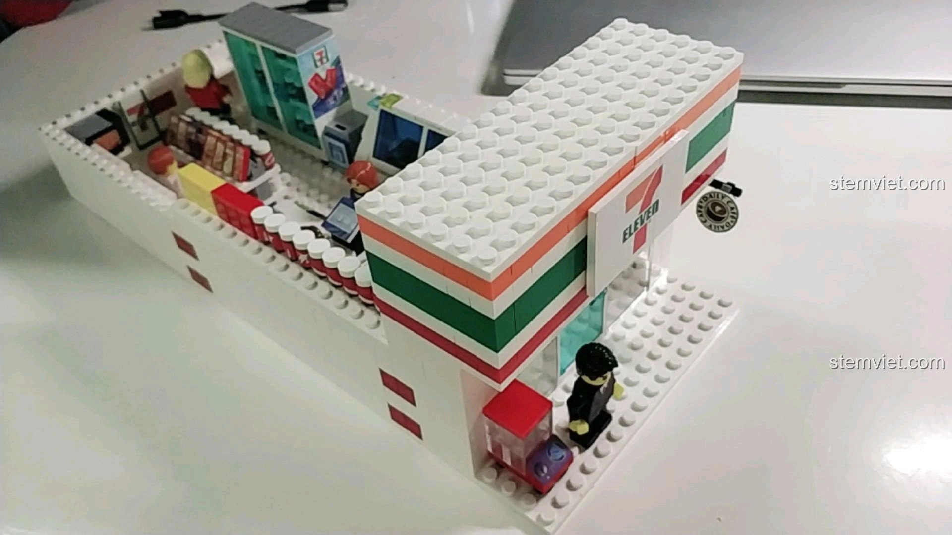Mô hình cửa hàng tiện lợi 7-Eleven hoàn chỉnh nhìn từ góc nghiêng, thể hiện toàn bộ cấu trúc.