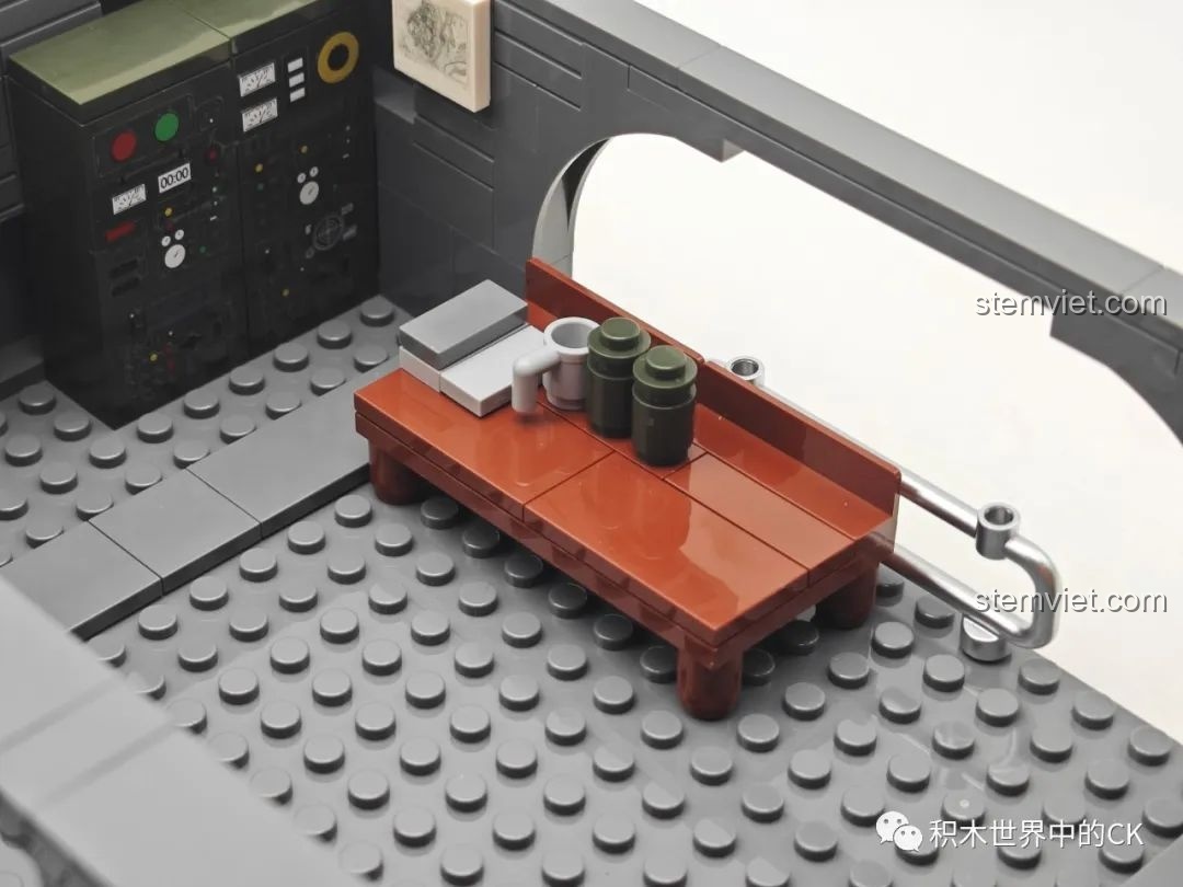 Toàn cảnh mô hình Hồng Ngạn Cơ Địa Yangheda YHD 900500200020 đã hoàn thiện, với đĩa radar, căn cứ và các minifigures được đặt xung quanh.