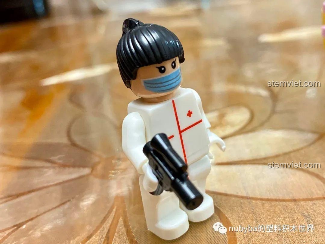 Minifigure mặc đồ bảo hộ toàn thân, đội mũ, đeo khẩu trang.
