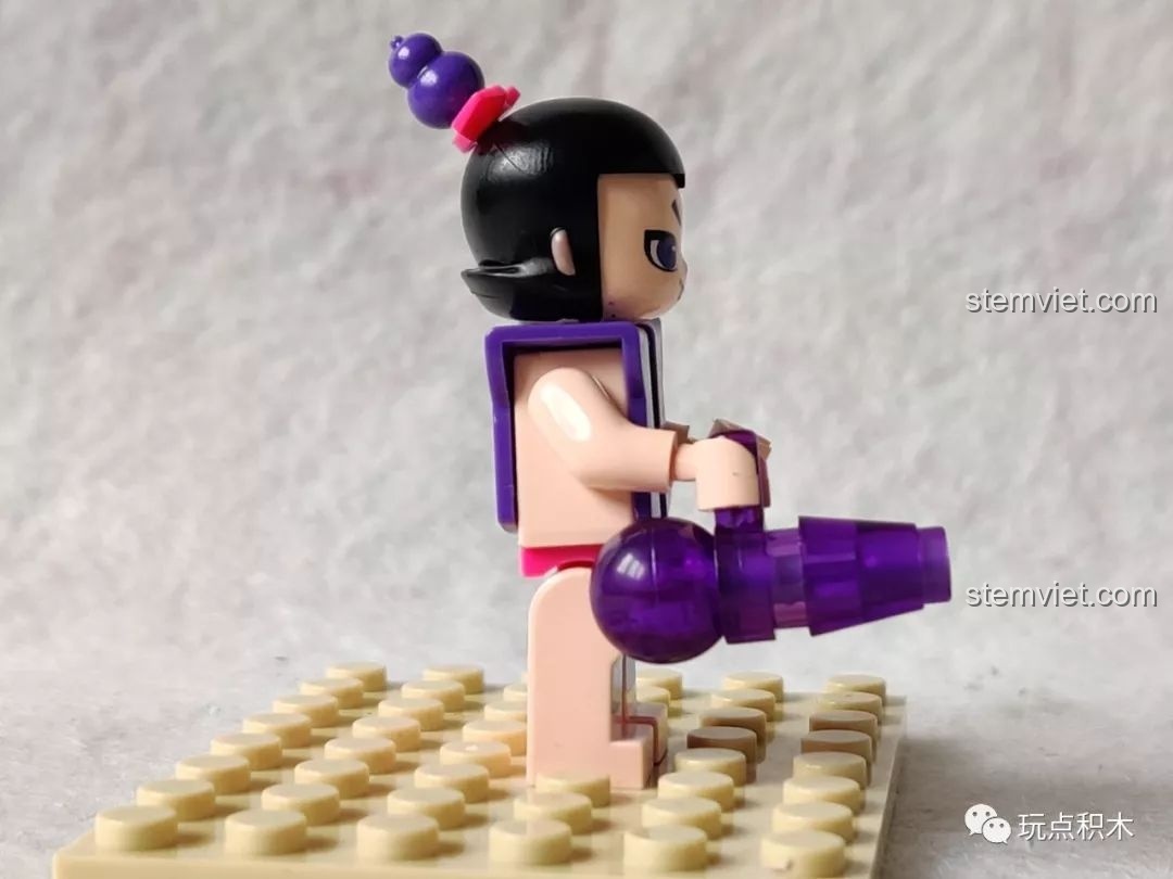 Minifigure Chuột Tinh phiên bản 2 trong bộ lắp ráp Hồ Lô Huynh Đệ Enlighten 2504, nhìn từ phía sau, với chi tiết lưng.