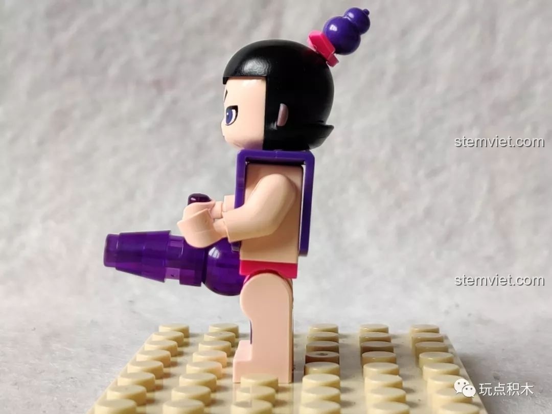 Minifigure Chuột Tinh phiên bản 2 trong bộ lắp ráp Hồ Lô Huynh Đệ Enlighten 2504, nhìn từ bên trái, với chi tiết trang phục.