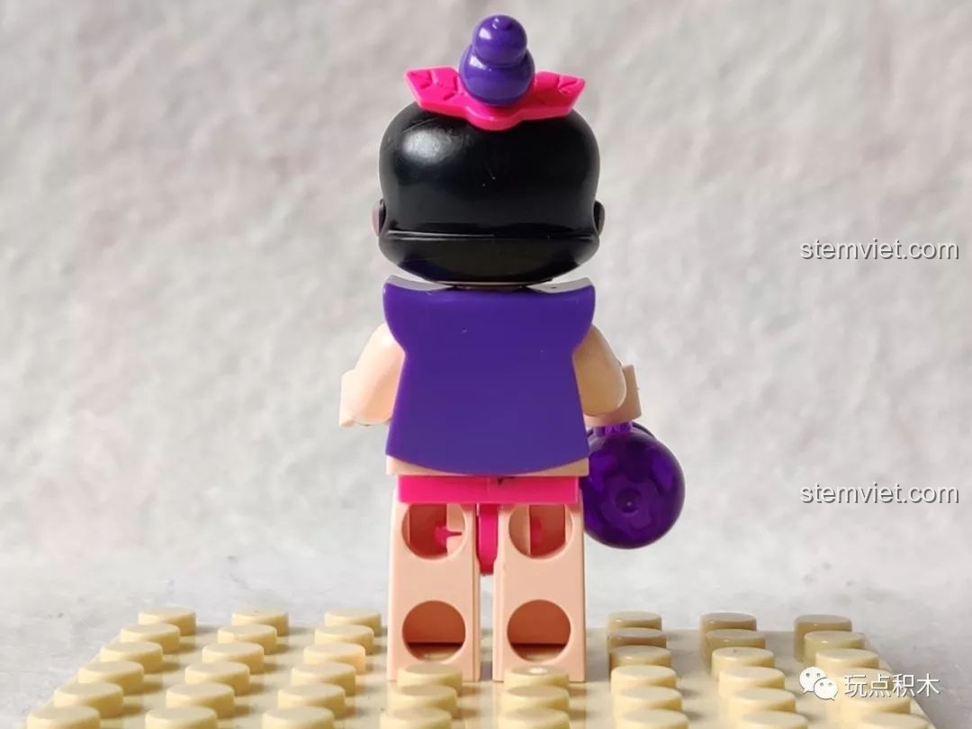 Minifigure Chuột Tinh phiên bản 2 trong bộ lắp ráp Hồ Lô Huynh Đệ Enlighten 2504, nhìn từ phía trước, với đầu mềm.