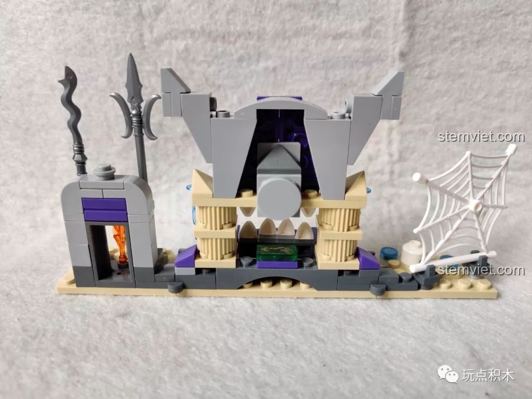 Mặt sau của hang động yêu quái trong bộ lắp ráp Đại Náo Yêu Động 2501, thể hiện cấu trúc và các chi tiết ẩn.