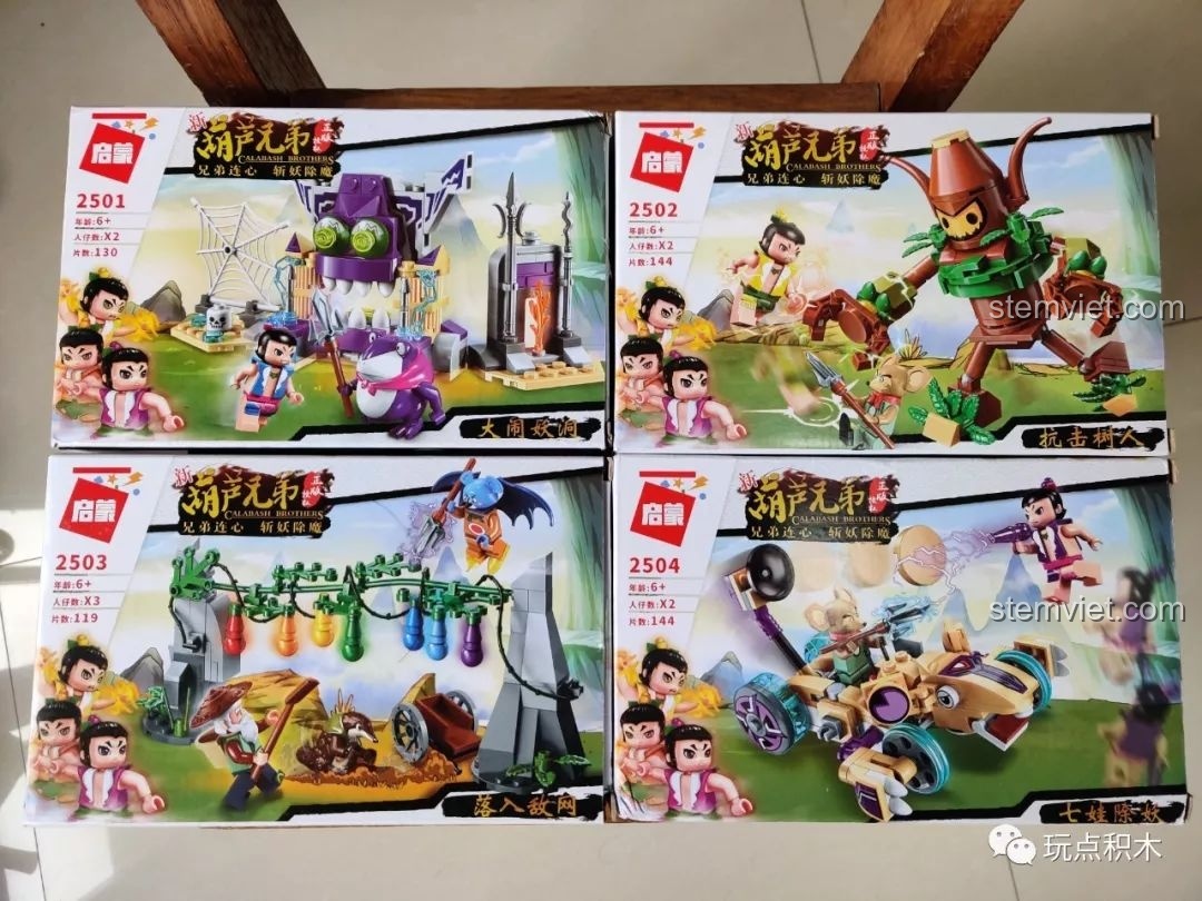 Bốn hộp sản phẩm bộ lắp ráp Hồ Lô Huynh Đệ Enlighten 2501, 2502, 2503, 2504 được trưng bày gọn gàng, sẵn sàng cho buổi review chi tiết.